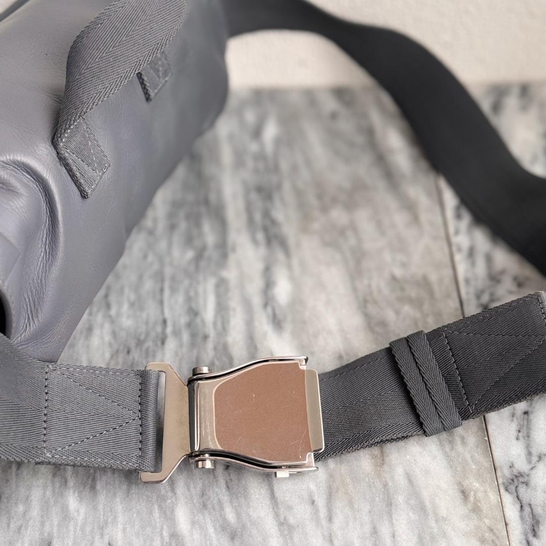 ボッテガヴェネタ ビーク ベルトバッグ ボディバッグウエストバッグ グレー