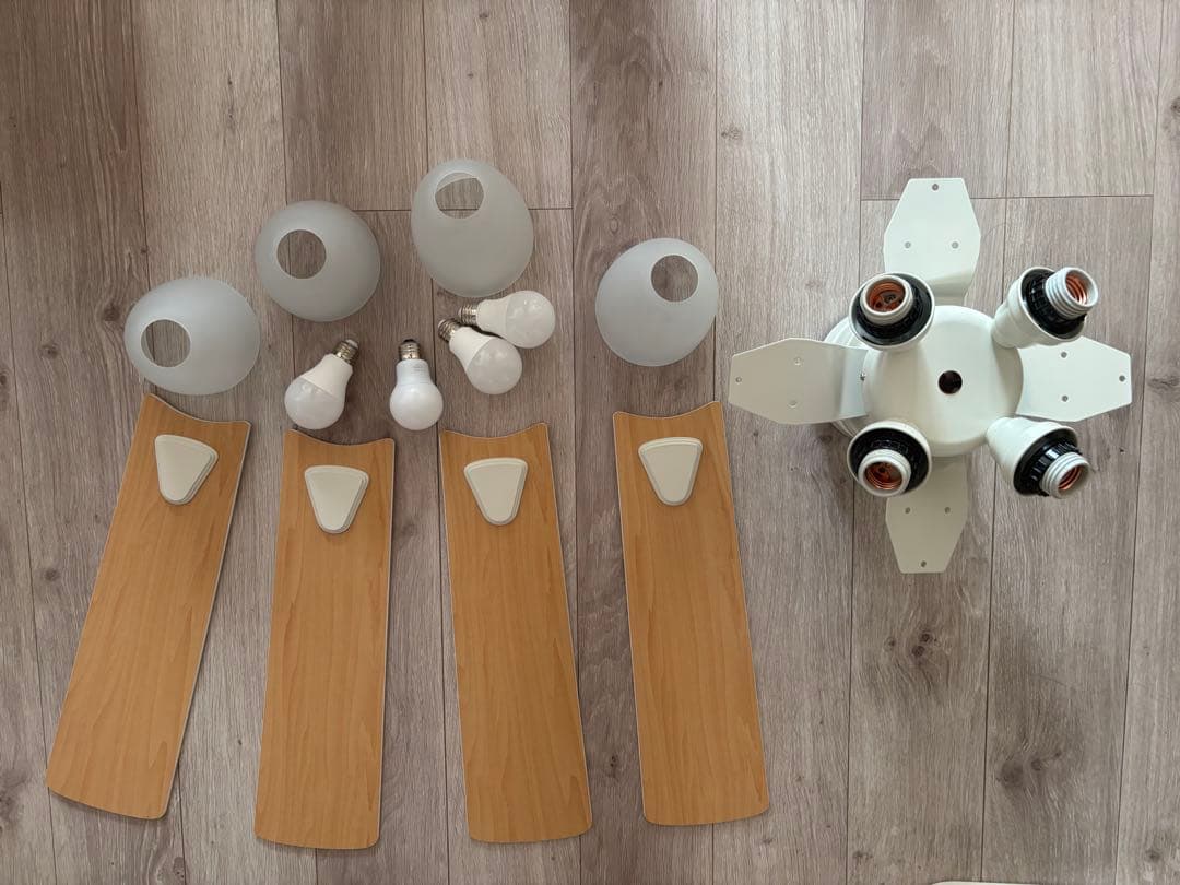 ホワイトシーリングファン 4枚羽根 3灯ライト付き