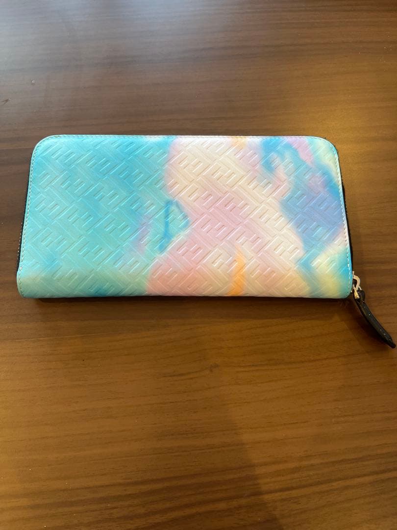 FENDI 青とピンクのグラデーション 長財布