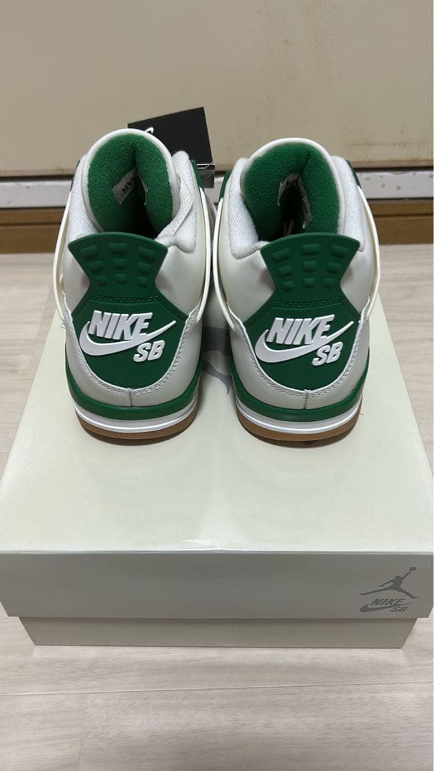 Nike SB × Air Jordan 4 \"Pine Green\"