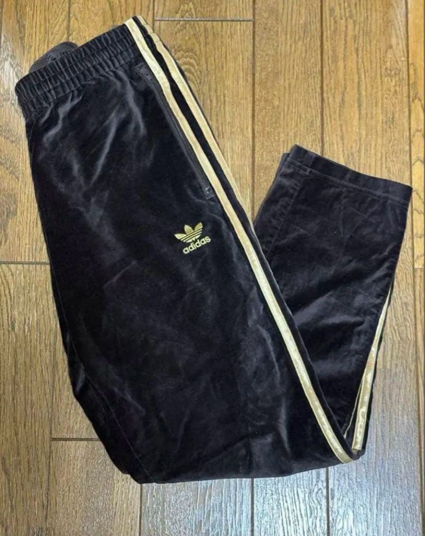 adidasベロアパンツ
