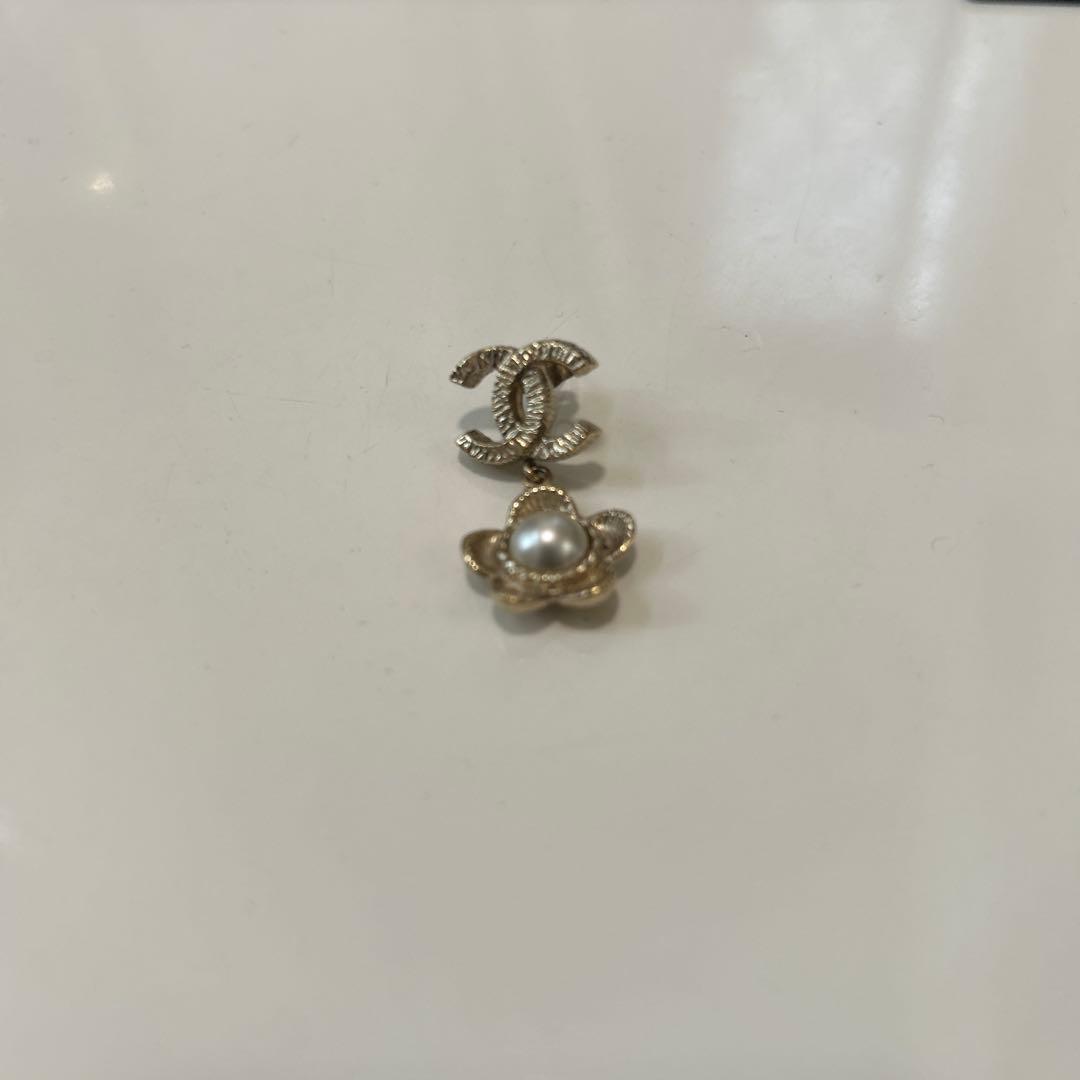 シャネル ロゴ 花モチーフ ピアス(片耳用)