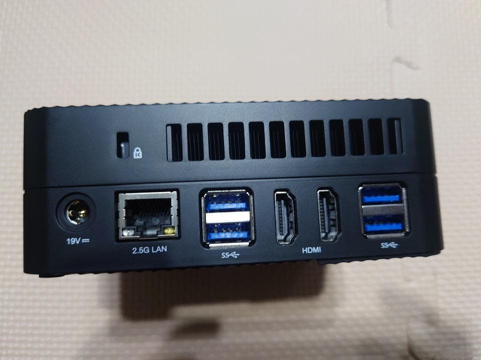 MINISFORUM UM690 32GB 1TBSSD ミニPC　美品＋おまけ