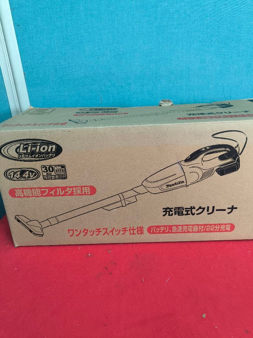 新品　マキタ コードレス掃除機14.4Vバッテリ充電器付 CL141FDRFW