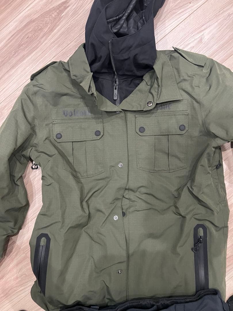 美品　VOLCOM スノーボードウェア　Sサイズ 最終値下げ
