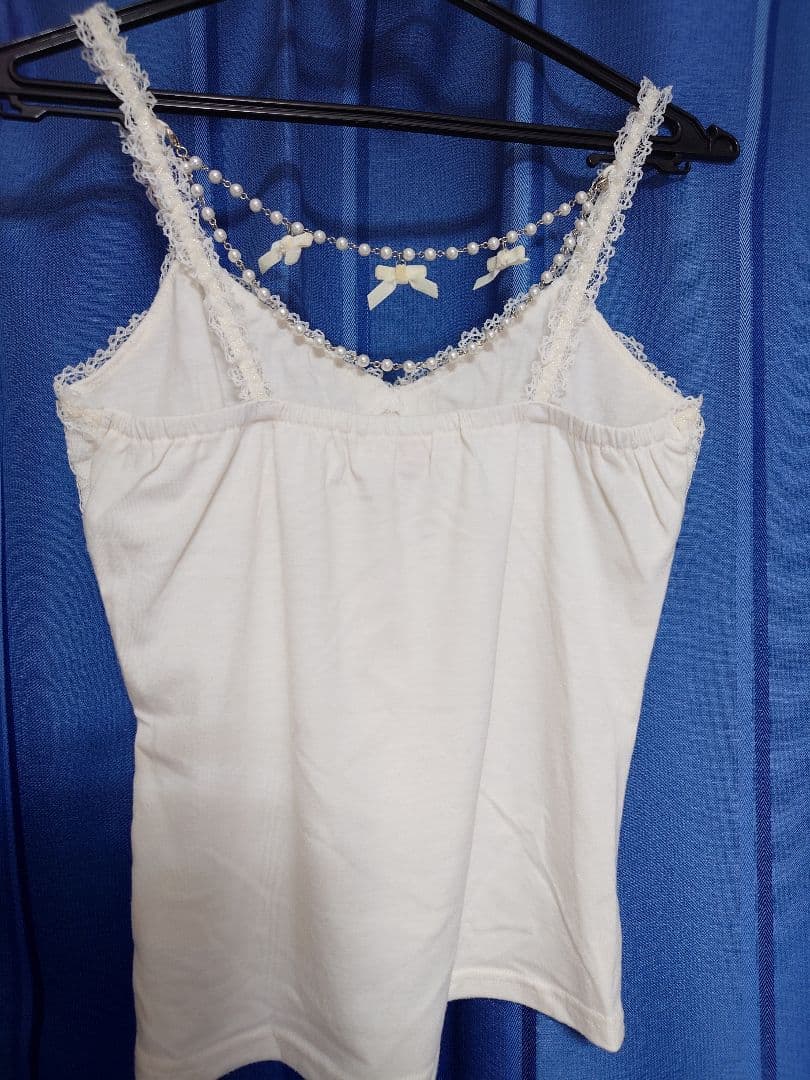 L リズリサ リボンチャーム付き キャミソール 白 +チャームもう一つ付き