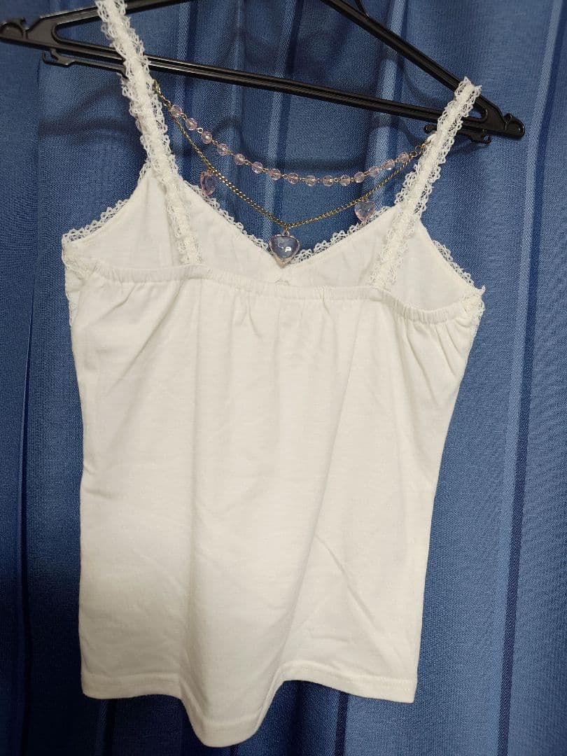 L リズリサ リボンチャーム付き キャミソール 白 +チャームもう一つ付き