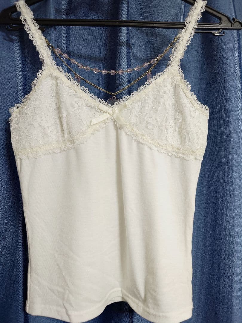 L リズリサ リボンチャーム付き キャミソール 白 +チャームもう一つ付き