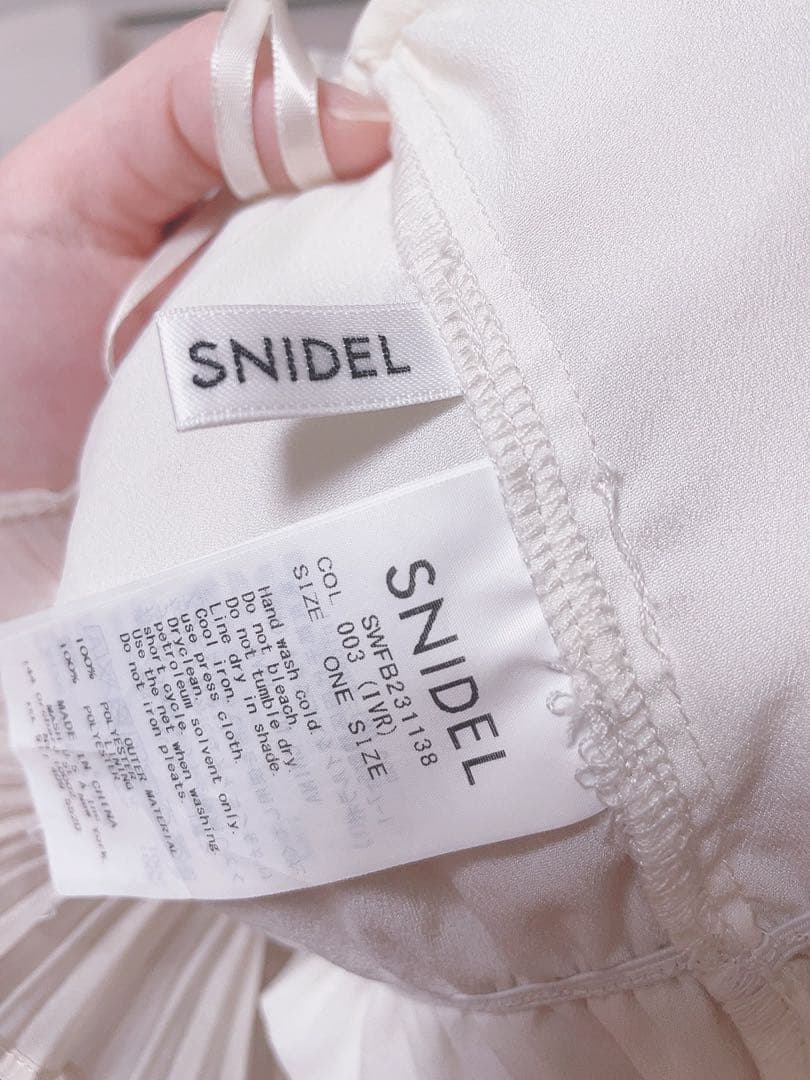 ボリュームギャザーフリルオフショルブラウス　snidel