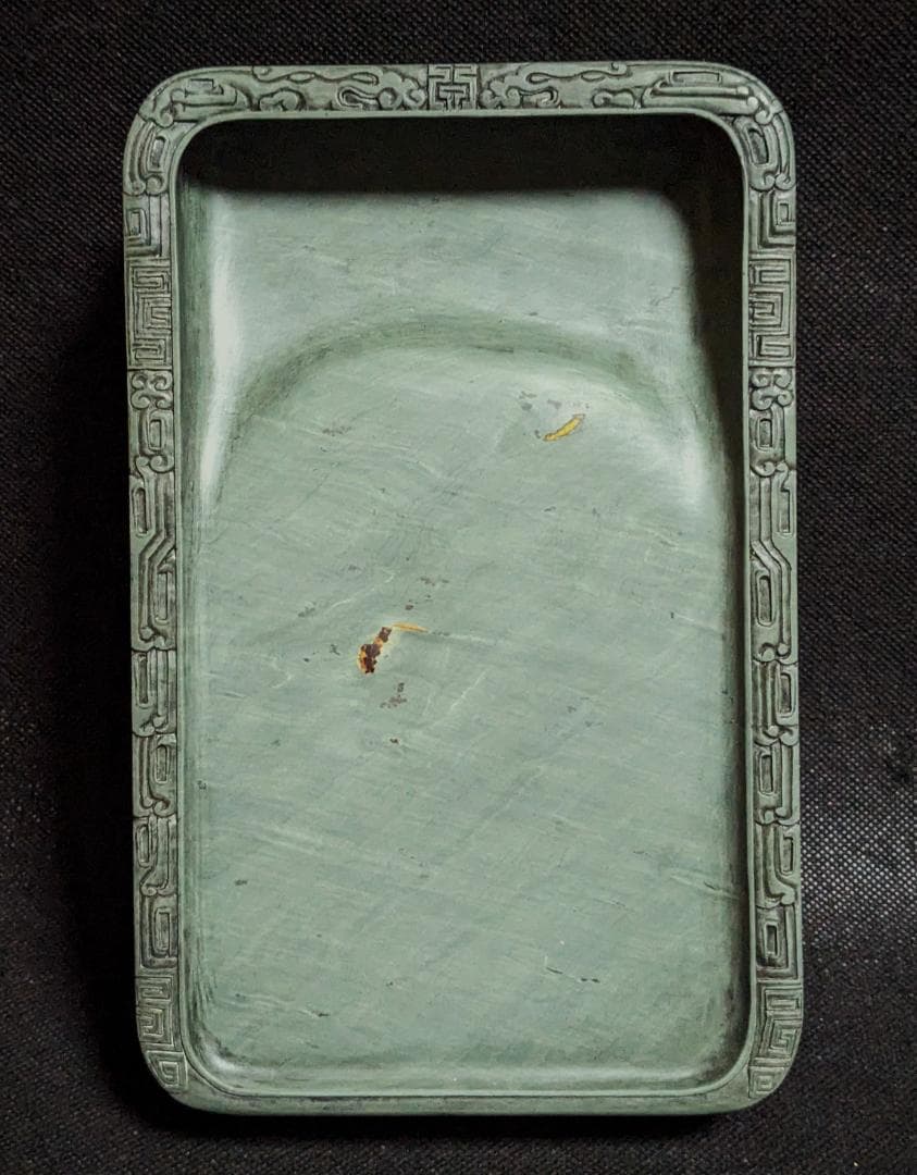 【洮河緑石の双キ龍吉祥廻文硯】◆墨流し状波紋の潤緑美石◆約八吋◆唐木共箱◆希少硯