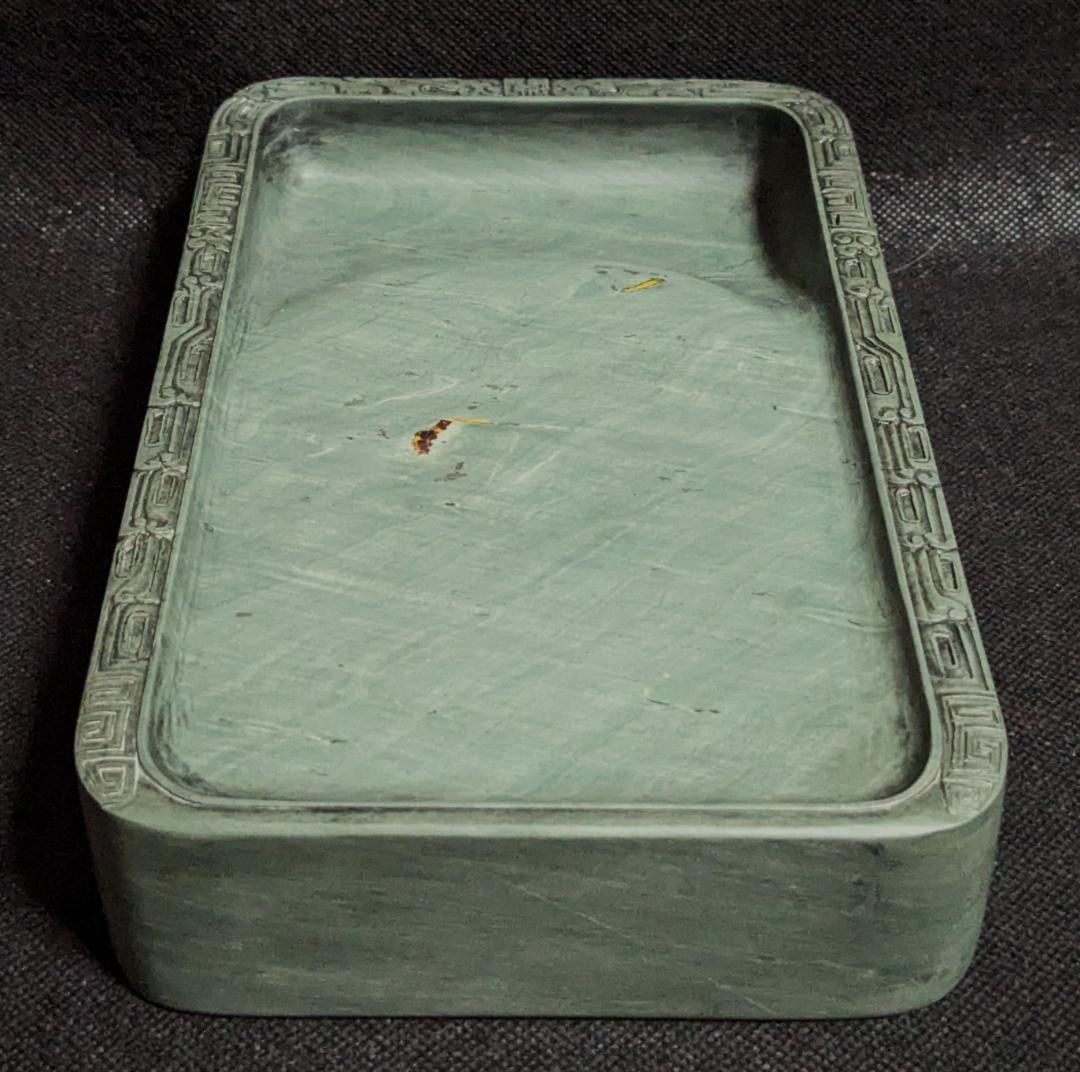 【洮河緑石の双キ龍吉祥廻文硯】◆墨流し状波紋の潤緑美石◆約八吋◆唐木共箱◆希少硯