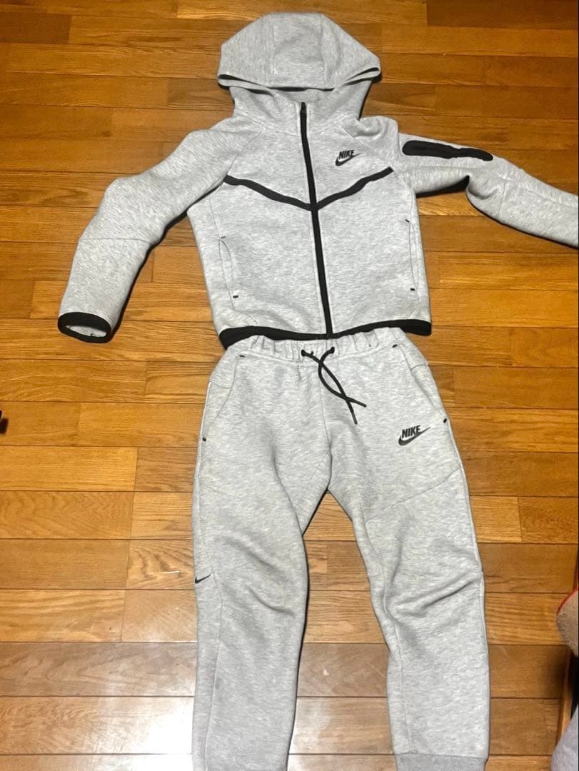 NIKEテックフリースグレーS サイズ￼