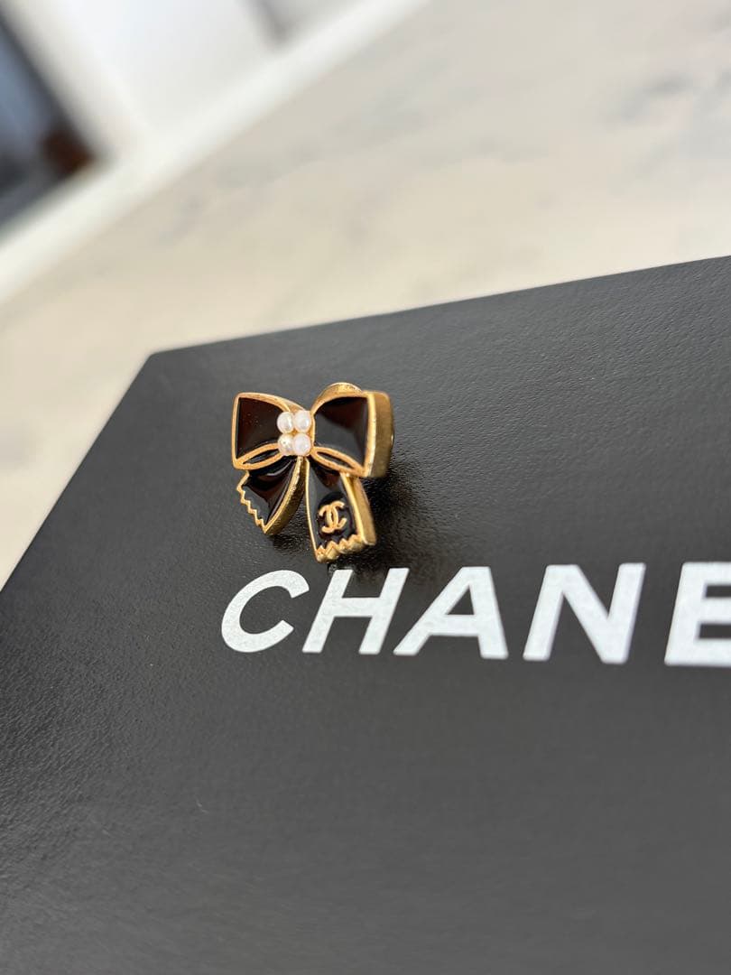 KokoCHANEL本物 リボンモチーフのブローチピン ヴィンテージ