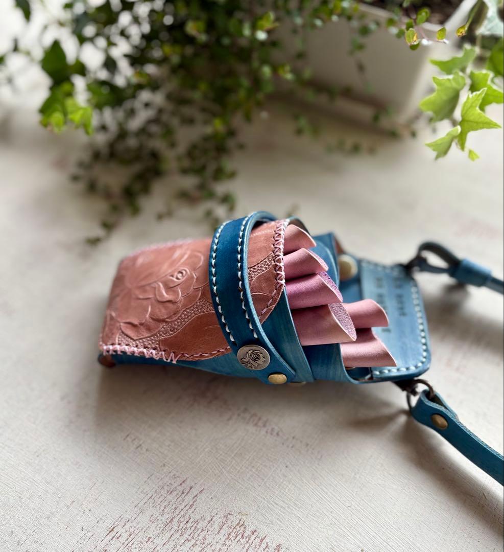 手染めアイスブルー、ローズ型押しピンクのシザーケース