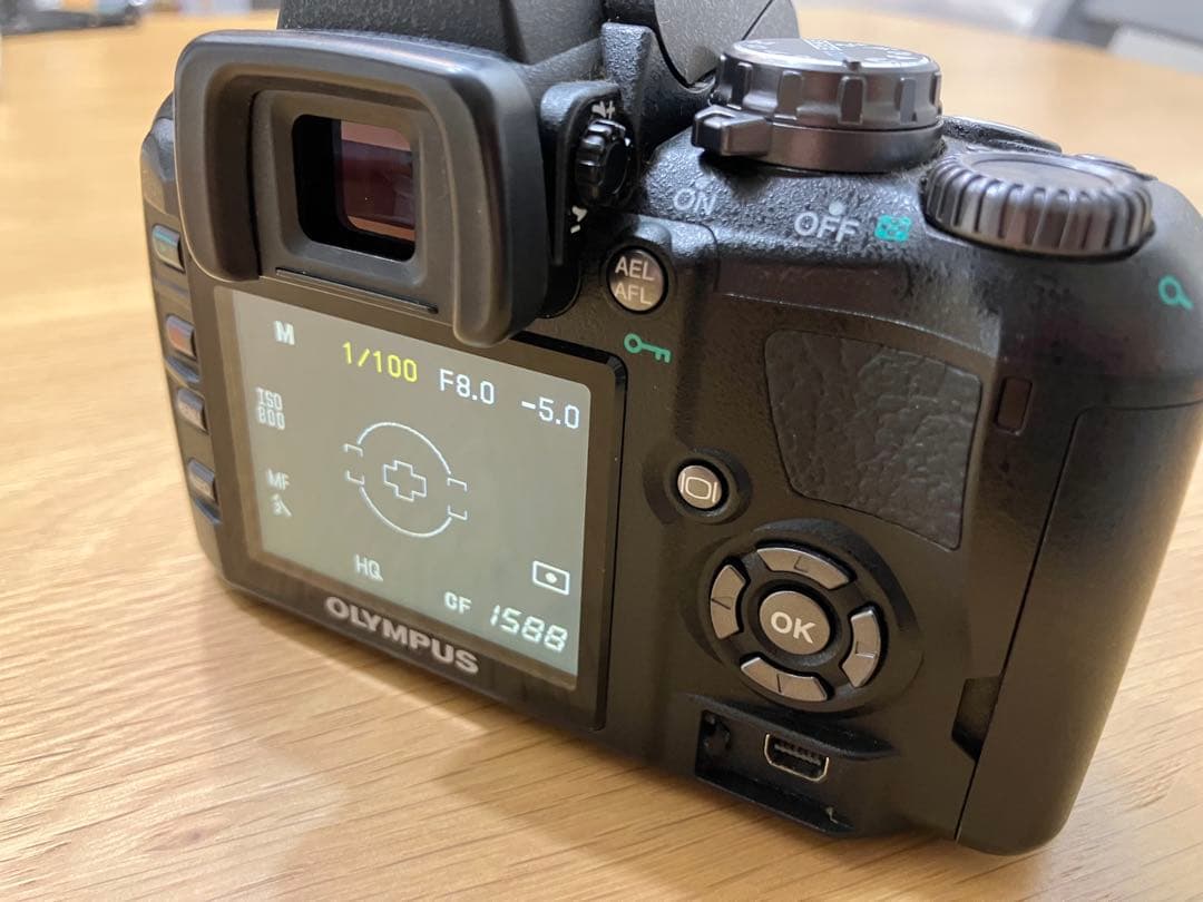 Olympus E-410／記録メディアとレンズプロテクター付き