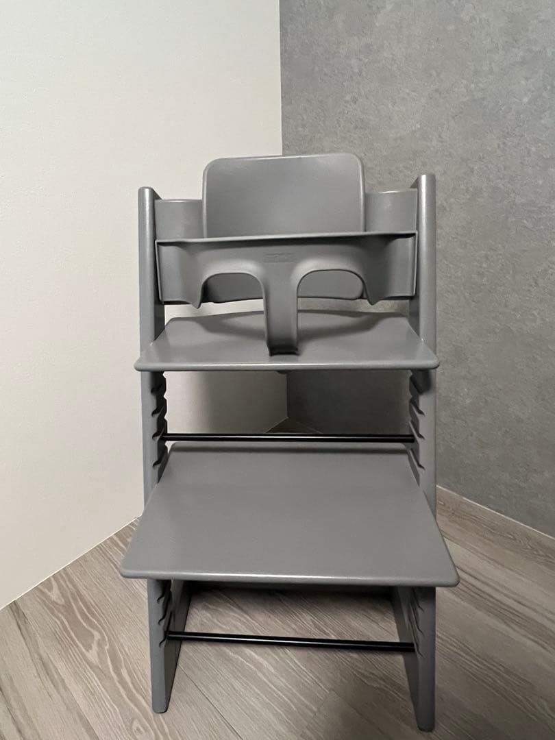 STOKKEトリップトラップ⭐︎ストームグレーのハイチェア 調整可能な足置き付き