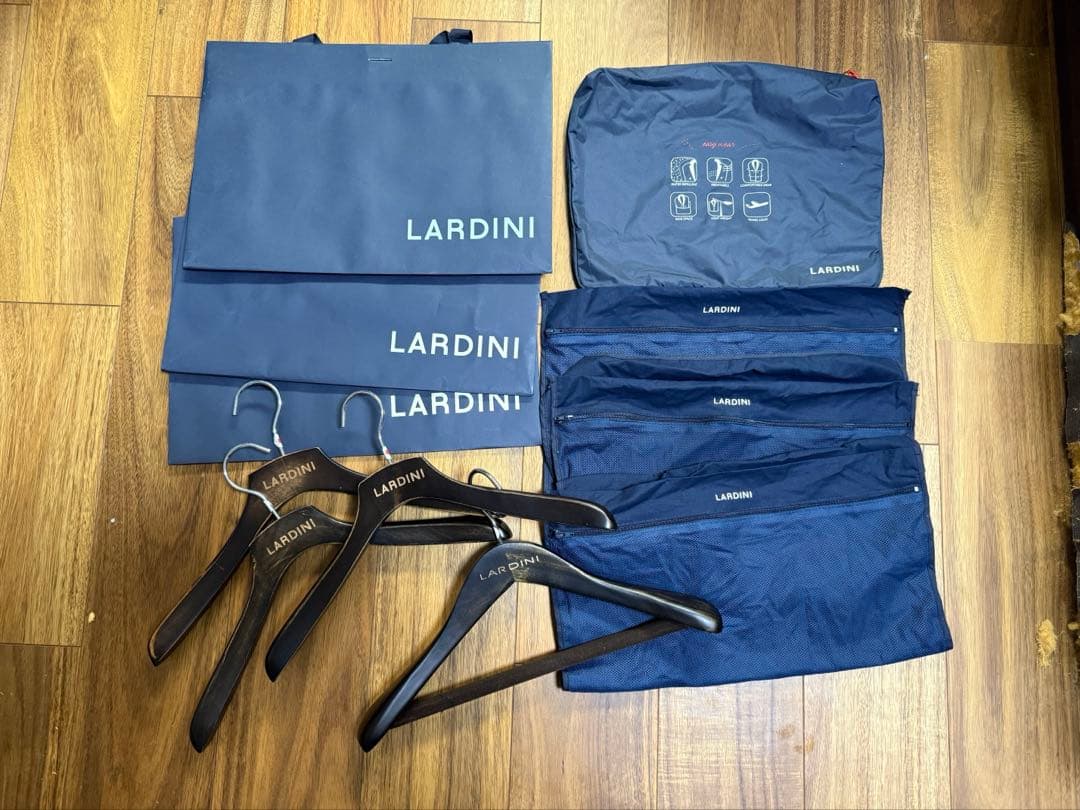 LARDINI ラルディーニ 木製ハンガー＋ガーメントバッグ＋衣類袋、他