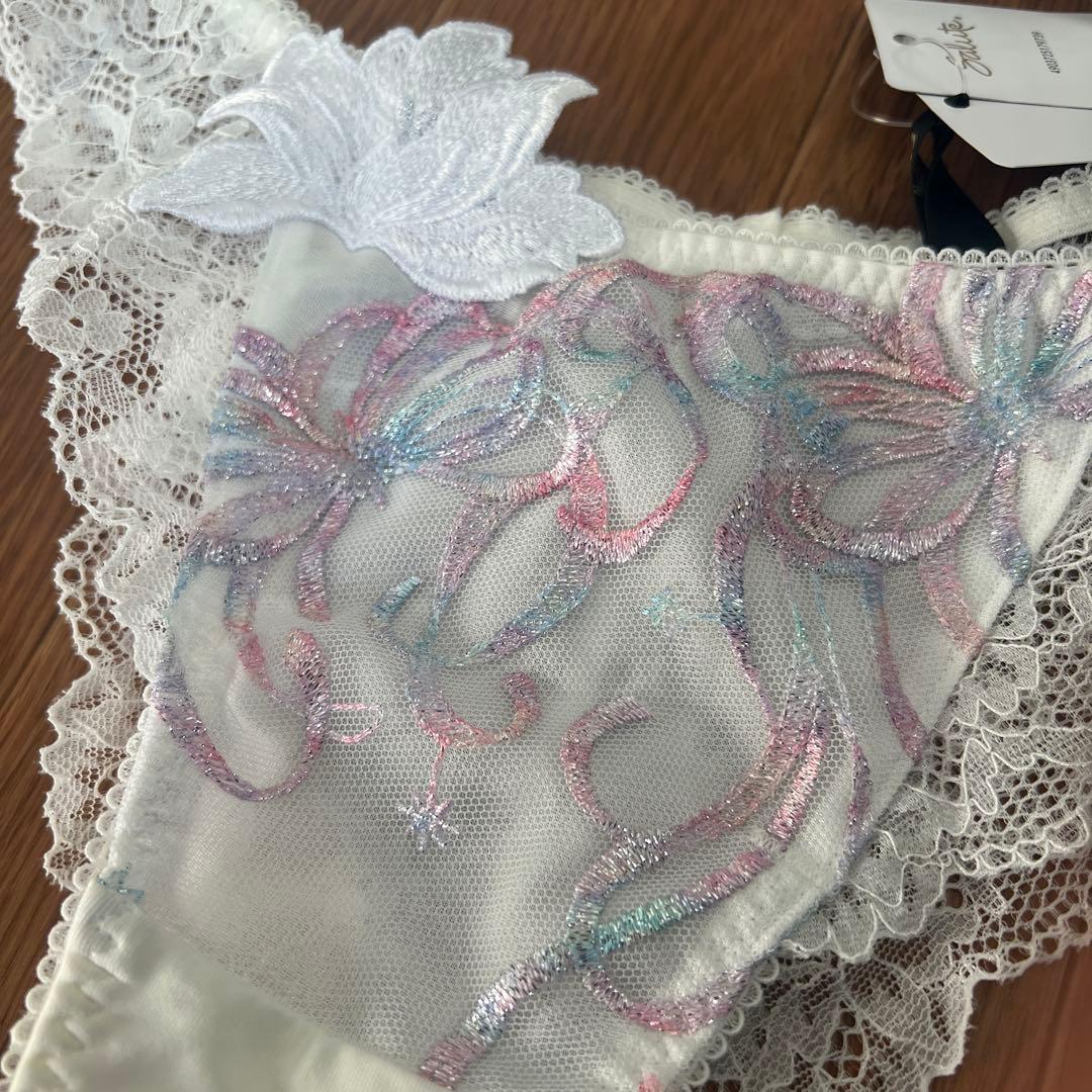 【新品タグ付】Salute 刺繍ブラジャーショーツセット D70