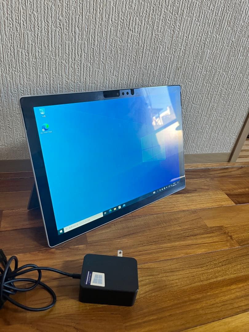 Microsoft Surface Pro (第5世代) 本体と充電器のみ