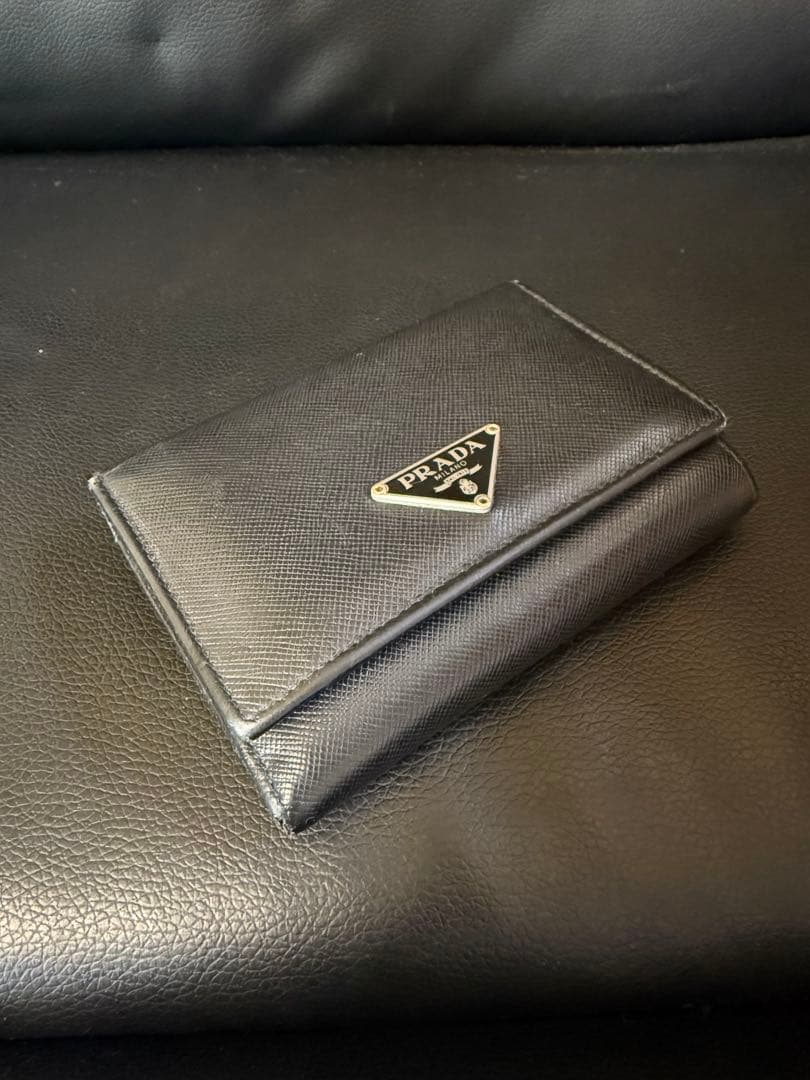 プラダ コンパクトケース サフィアーノレザー