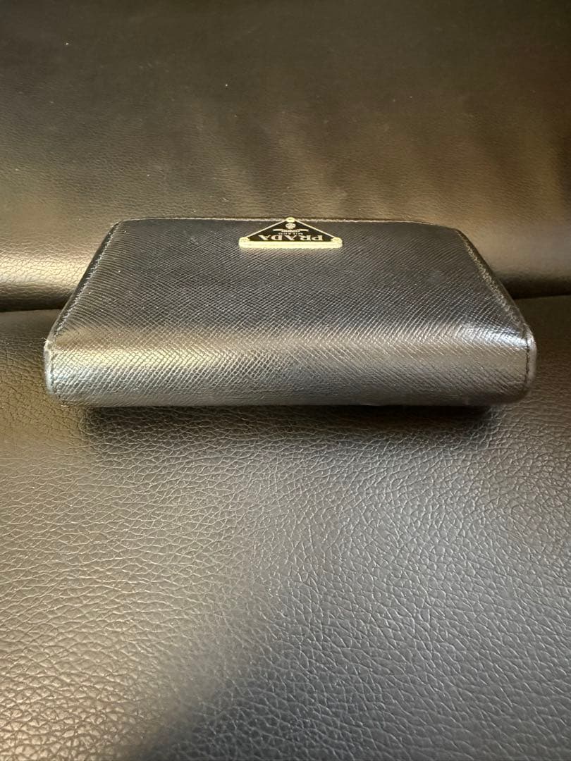 プラダ コンパクトケース サフィアーノレザー