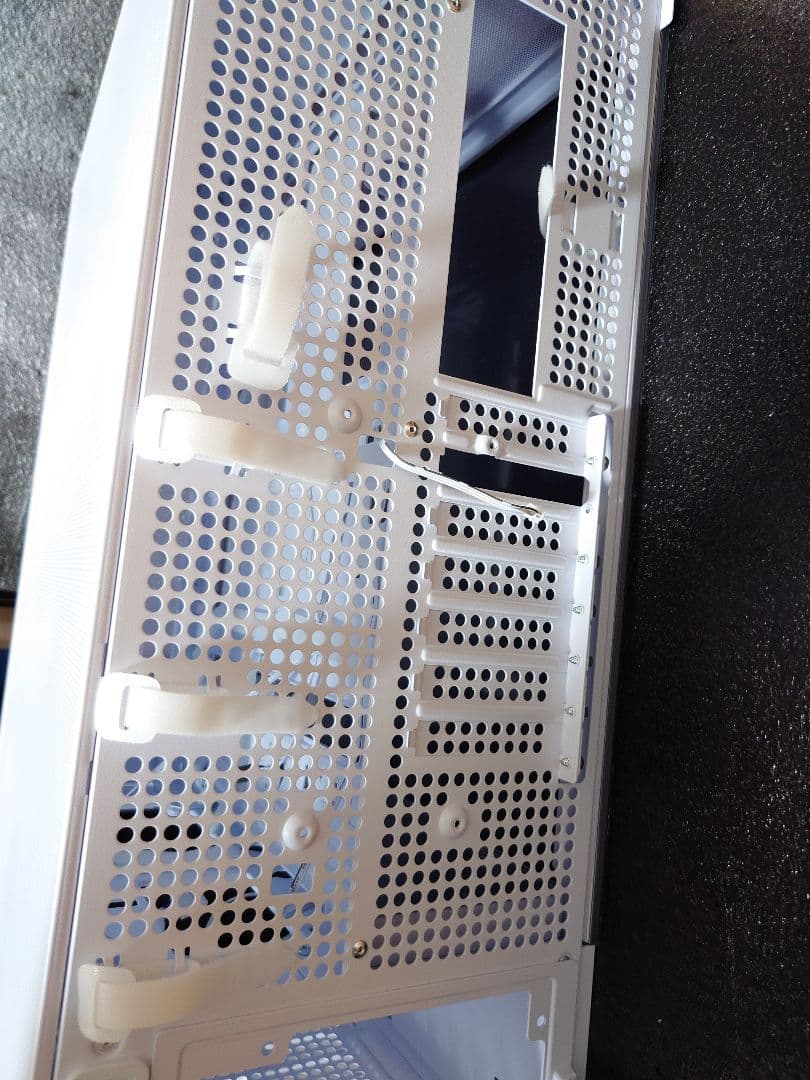 LIAN LI SUP01 ホワイト PCケース