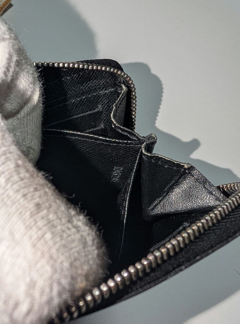 LOUIS VUITTON ジッピー・パース エピ ブラック M60152