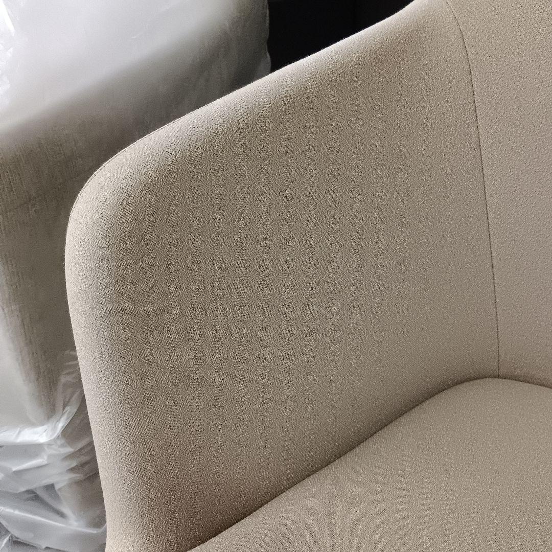 【展示品2025年製】オカムラ　8117　ミーティングチェア　回転椅子