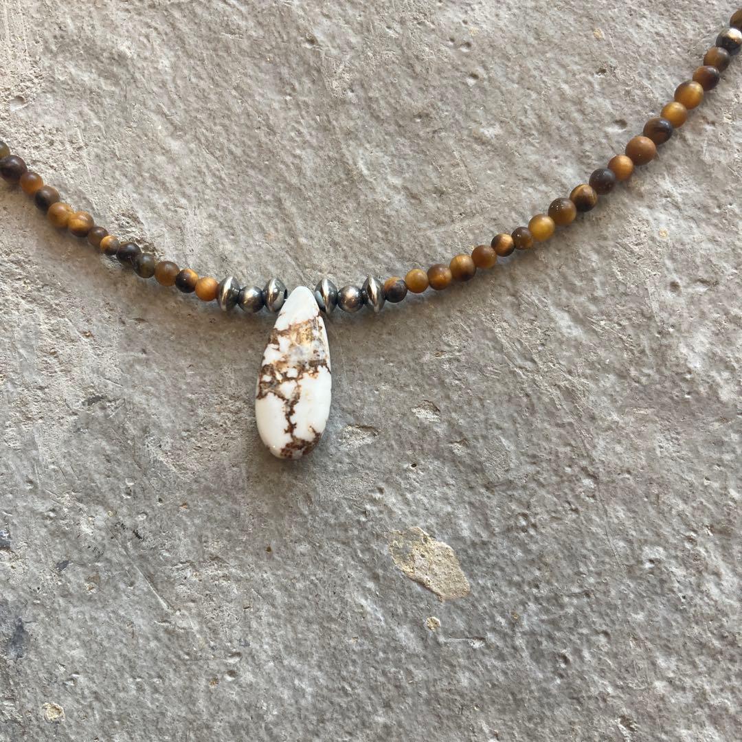 hira様 小粒タイガーアイとワイルドホース、ナバホパールのデザインネックレス