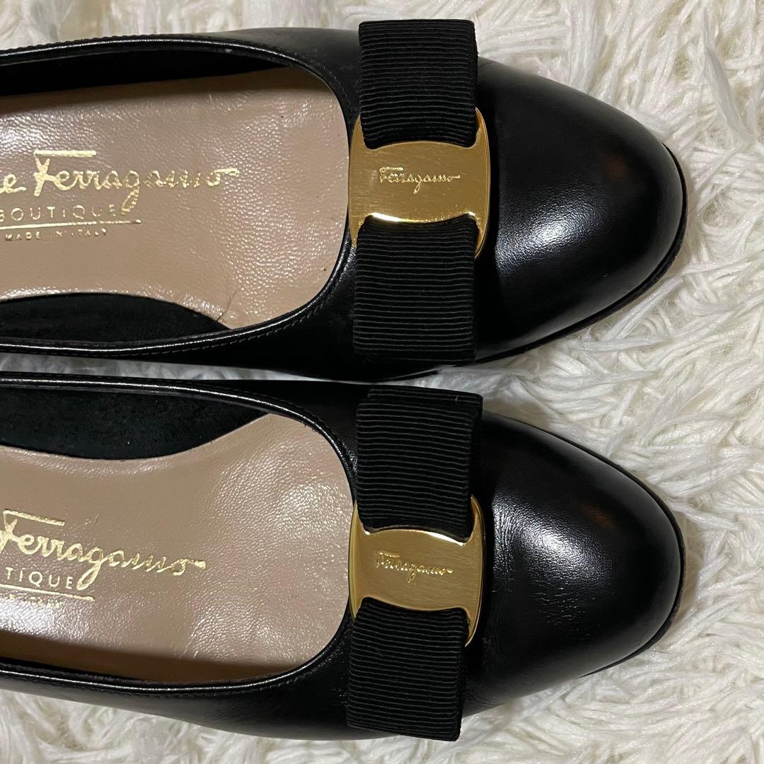 美品✨フェラガモ　ヴァラ　リボンパンプス　ブラック　レザー　23.5 イタリア製