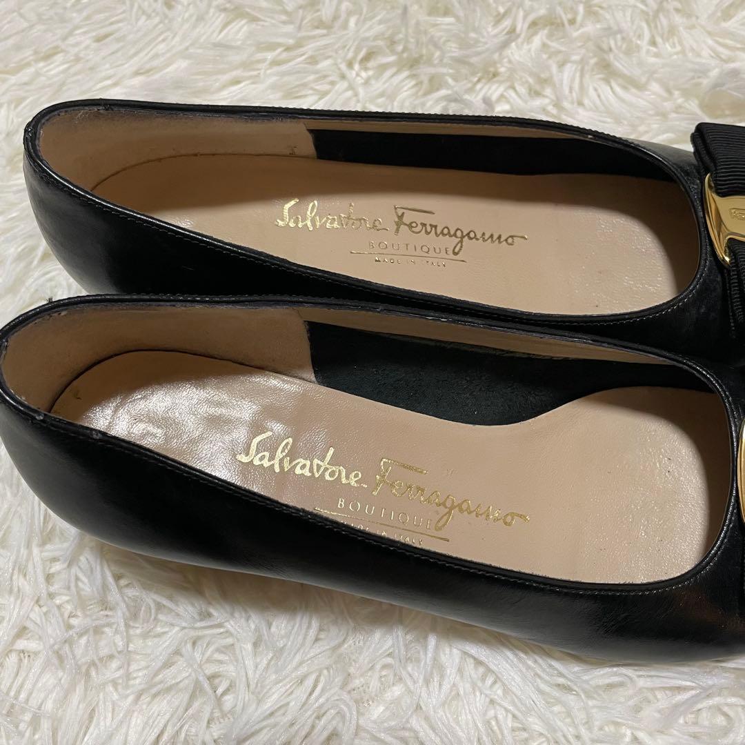美品✨フェラガモ　ヴァラ　リボンパンプス　ブラック　レザー　23.5 イタリア製
