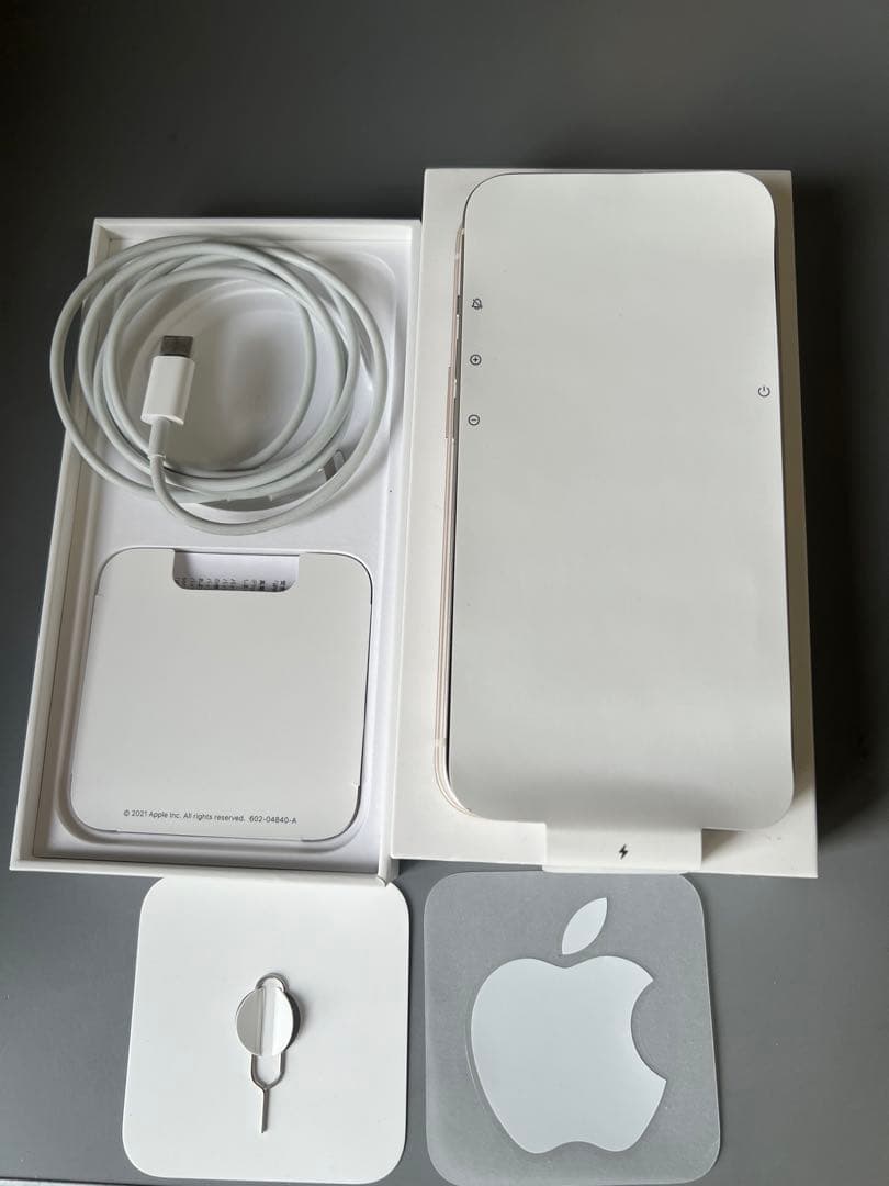 Apple iPhone 13 ホワイト 中古美品 5000mAhバッテリー付き