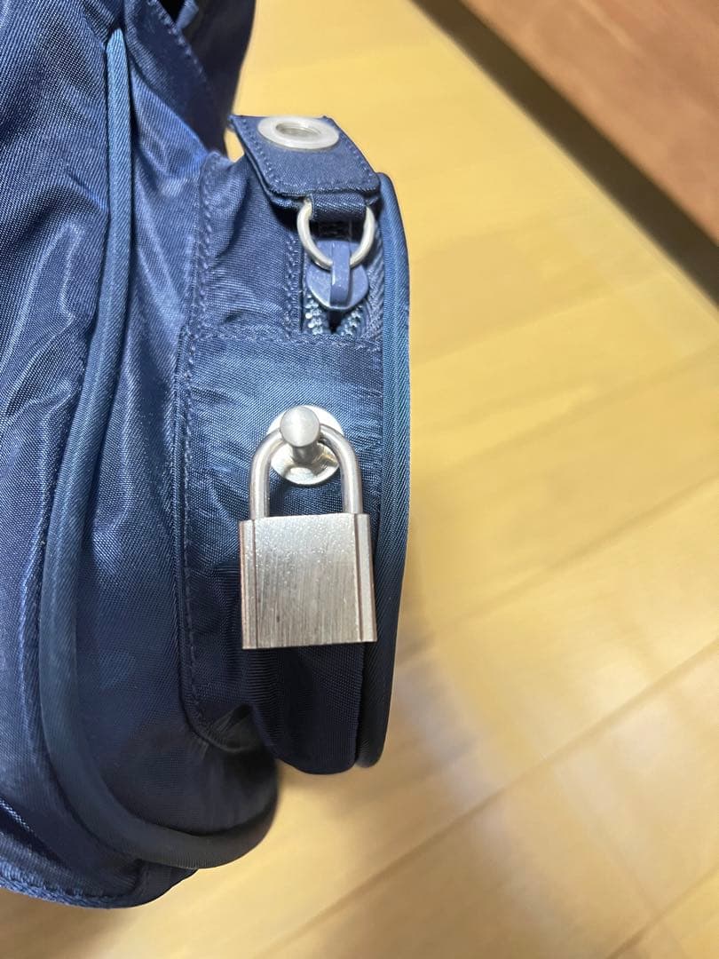 プラダ　バッグ　ショルダーバッグ　ネイビー　PRADA ナイロン