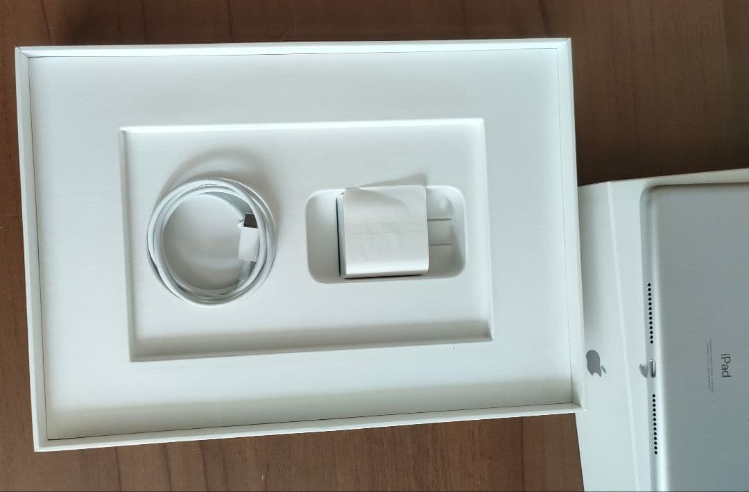 iPad (第9世代) 64GB Wi-Fi シルバ 新品　送料込み