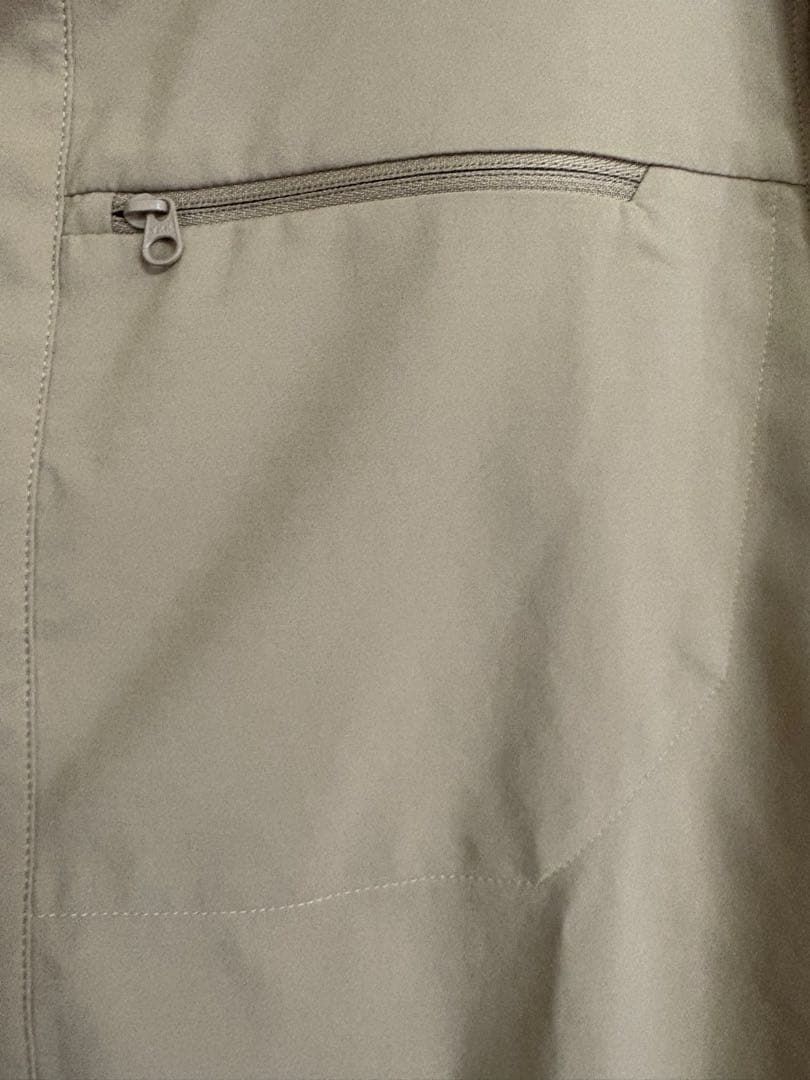 アークテリクス　ベージュ長袖シャツ