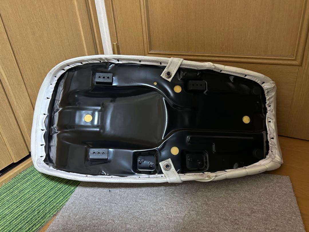 gs400 gs400e チョビ　３段シート　サムアップシート　ホワイト