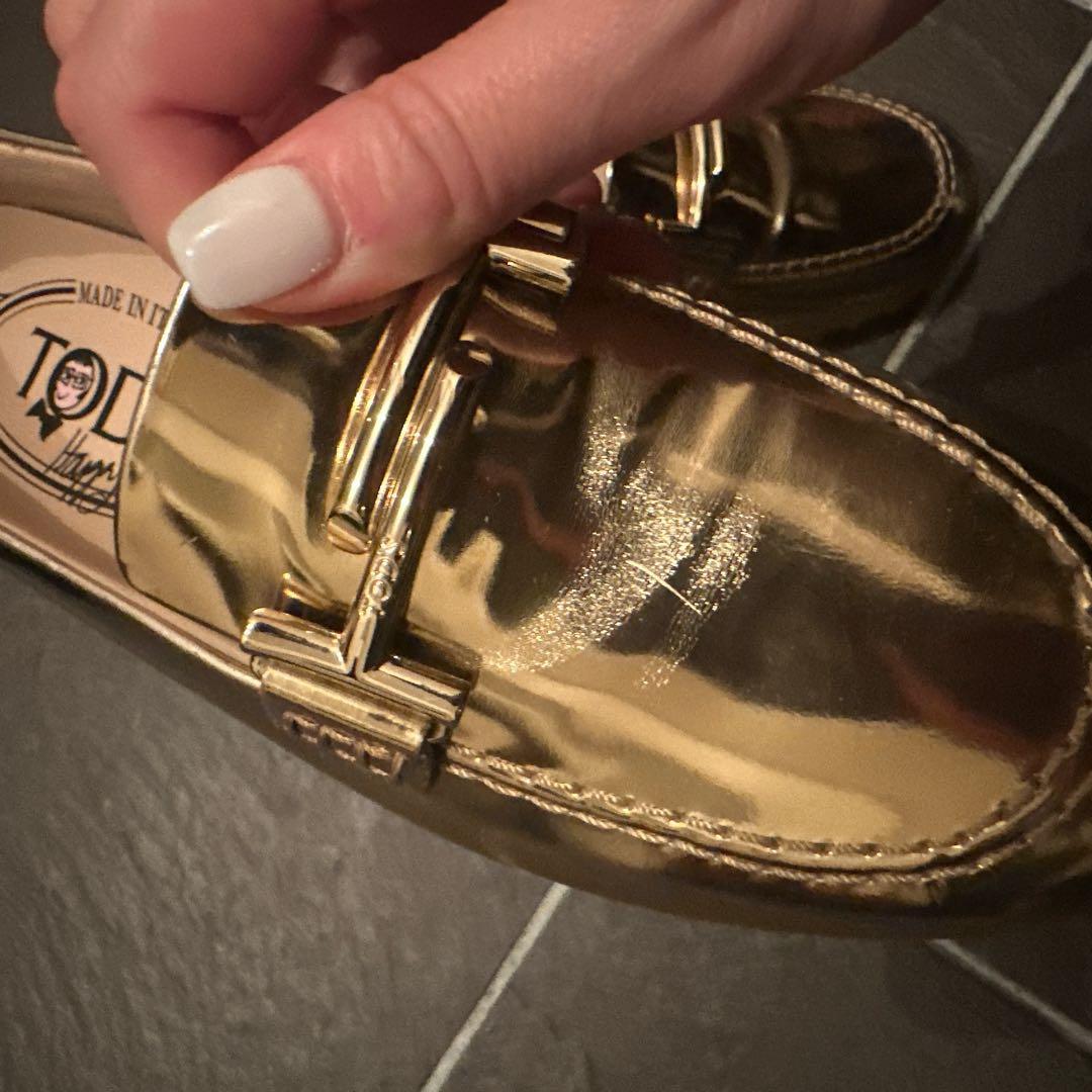 お値下げ！トッズ　ゴールドローファー　試着のみ　351/2 23センチ