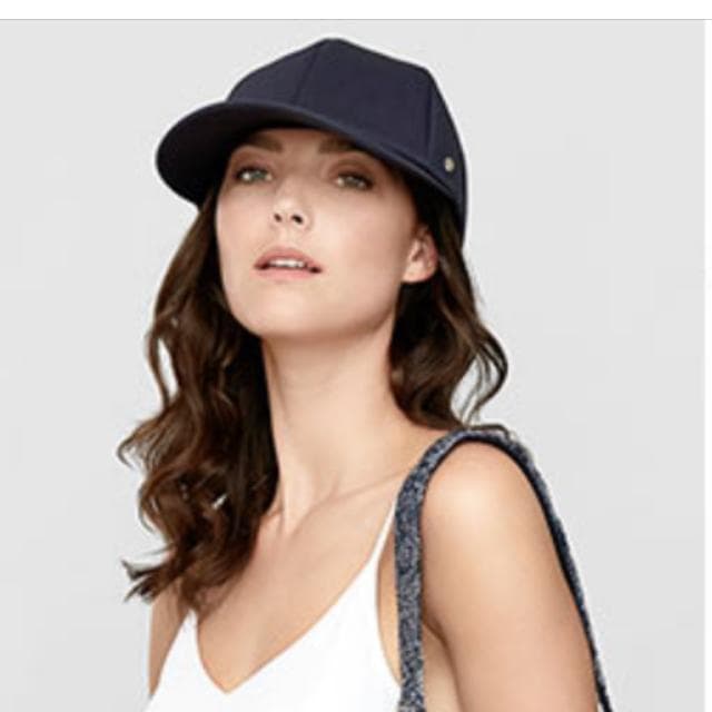 極美品✨ヘレンカミンスキー DELPHIAネイビーキャップ　ネイビー