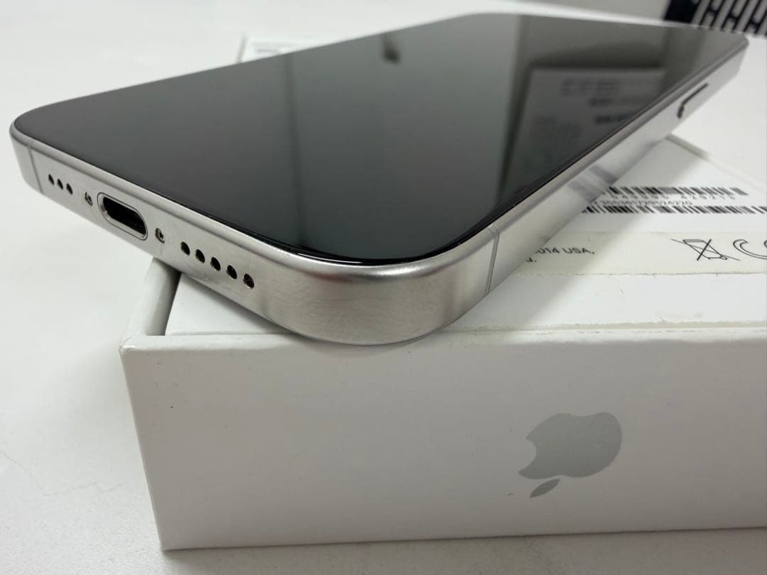 iPhone 15Pro ホワイトチタニウム　本体