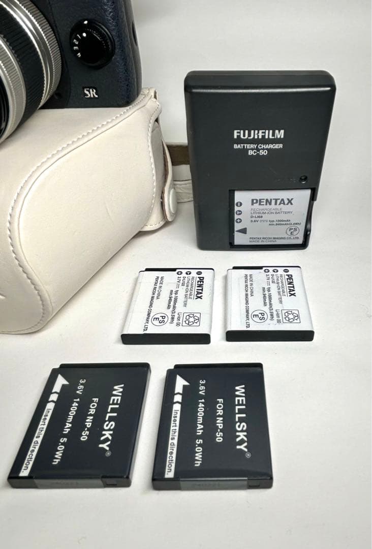 【ジャンク 】ペンタックスPENTAX Q10 専用ケース、バッテリー×5本