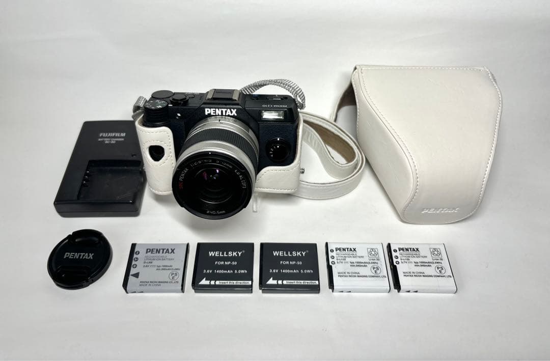 【ジャンク 】ペンタックスPENTAX Q10 専用ケース、バッテリー×5本