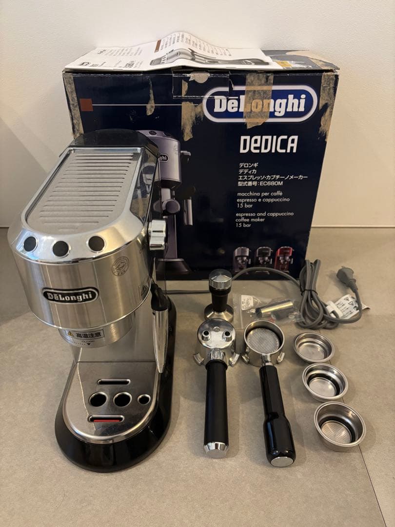 DeLonghi Dedica EC680M シルバー エスプレッソマシン