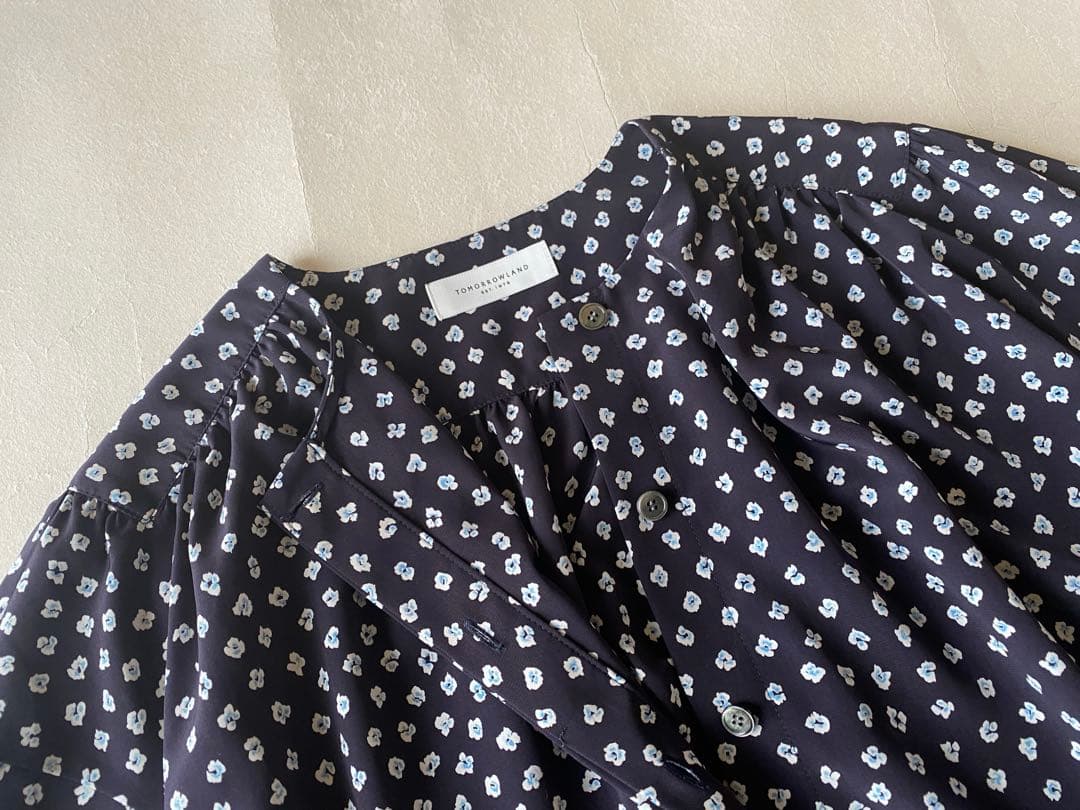 トゥモローランド TOMORROWLAND 小花柄とろみノーカラーブラウス