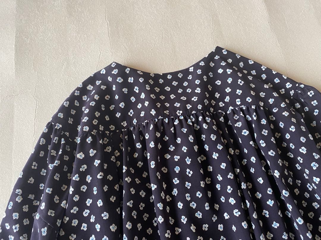 トゥモローランド TOMORROWLAND 小花柄とろみノーカラーブラウス