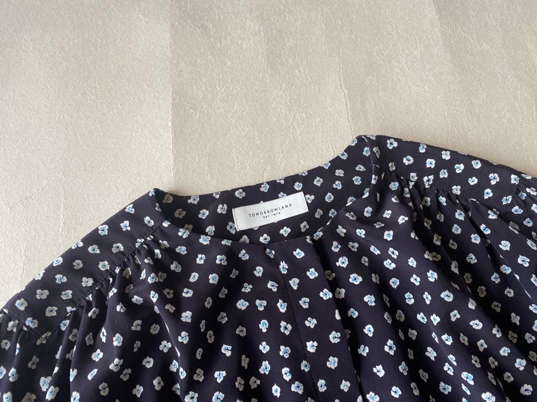 トゥモローランド TOMORROWLAND 小花柄とろみノーカラーブラウス