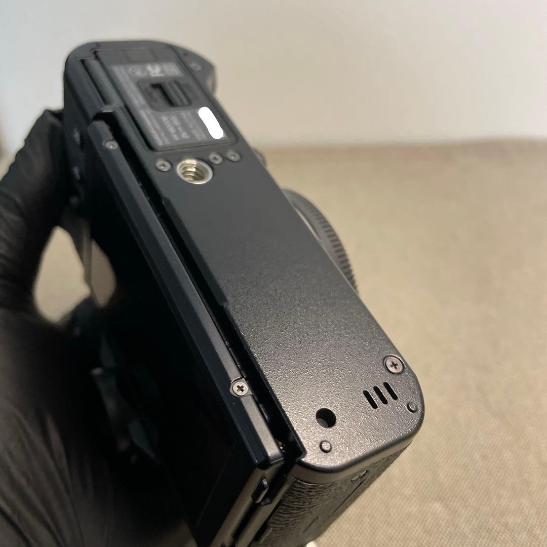 美品 FUJIFILM X-T30 本体＋純正バッテリー2個＋純正ストラップ＋他