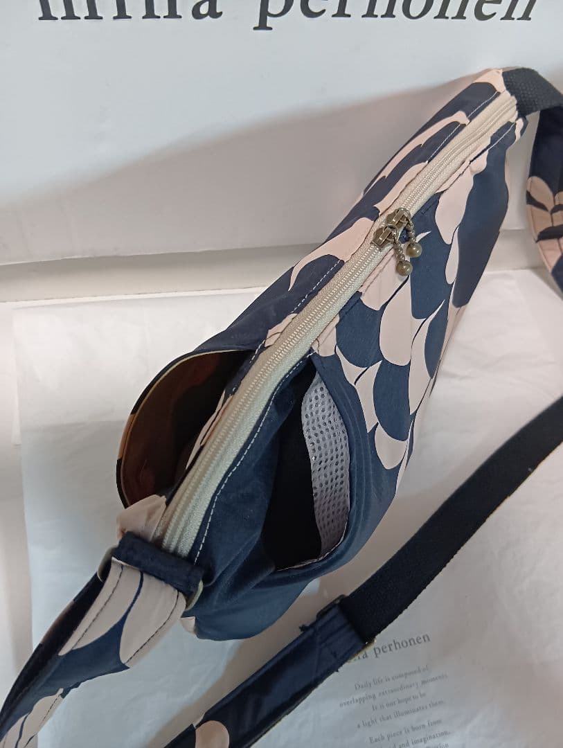 保温保冷ポケット付き♪ボディーバック　両面２ポケット付き♪sea lace