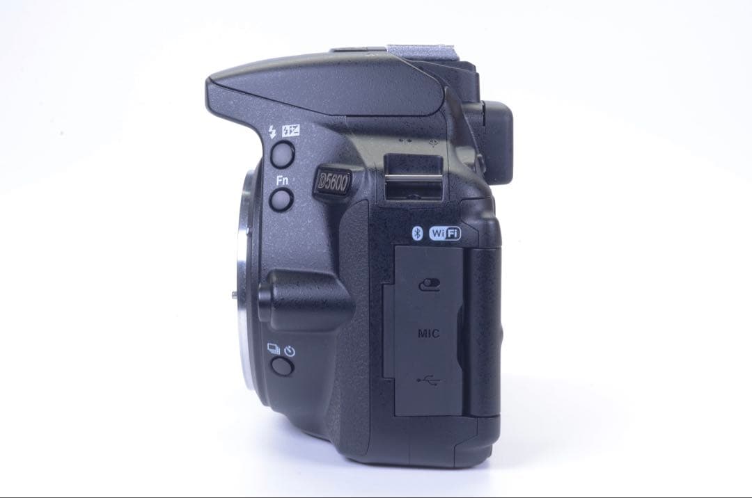 【ショット数極少 838枚！】 D5600 レンズセット／動作良好