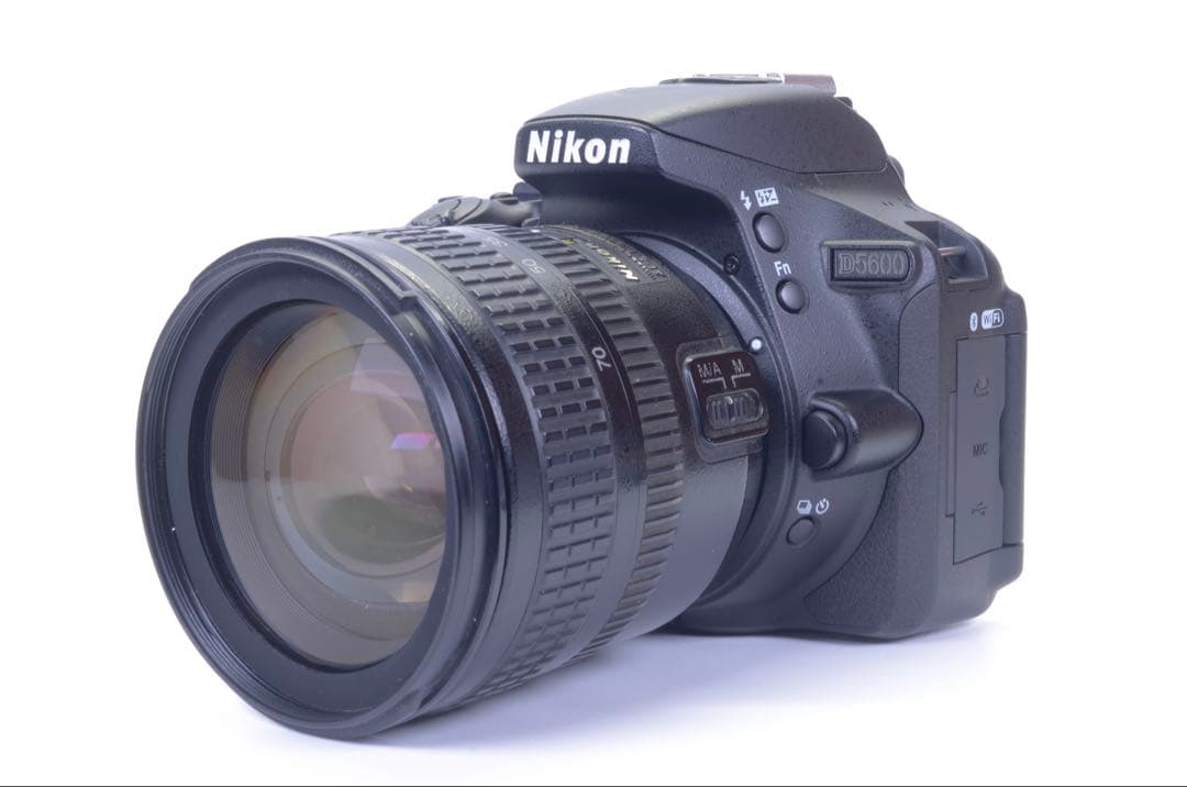 【ショット数極少 838枚！】 D5600 レンズセット／動作良好