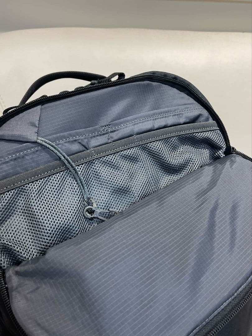 新品lululemon ルルレモン トリプルジップ　バックパックリュック　男女兼